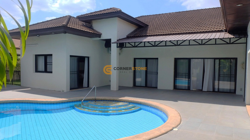 premium pool villa in Laurel Park Horseshoe Point East Pattaya with sauna and large living space